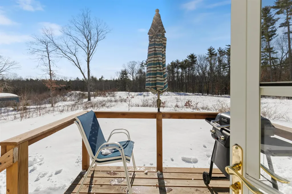 19 Maple Avenue Newton NH 03858-3107