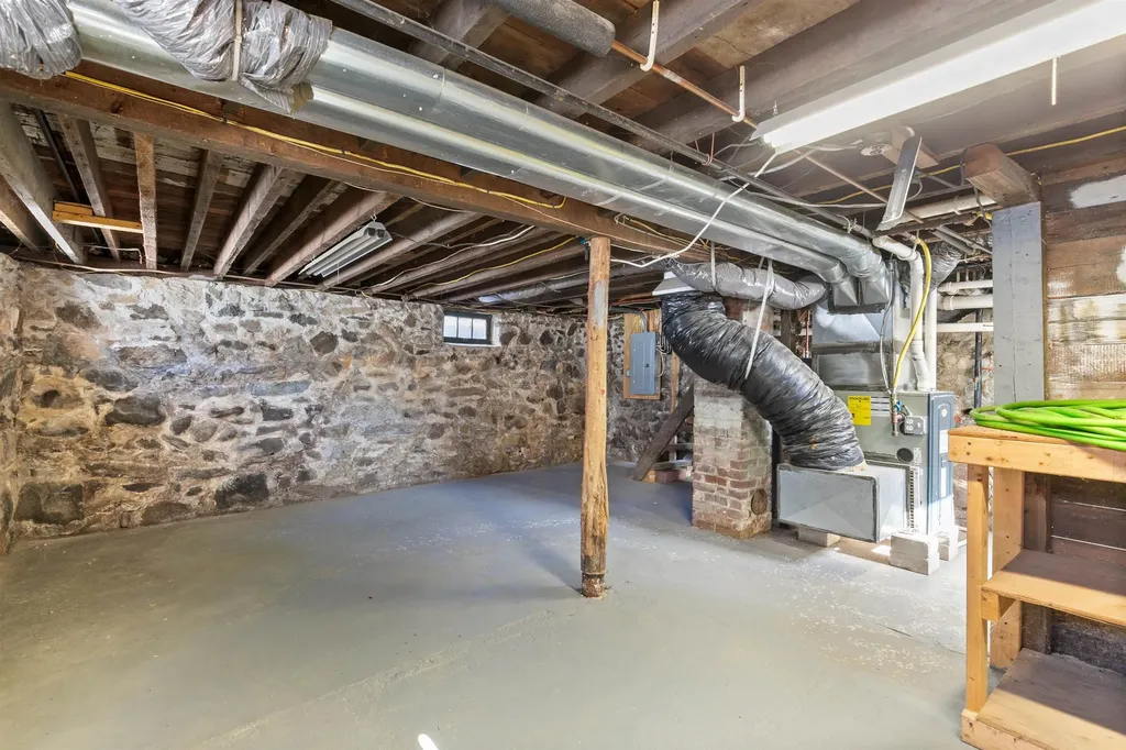 19 Maple Avenue Newton NH 03858-3107