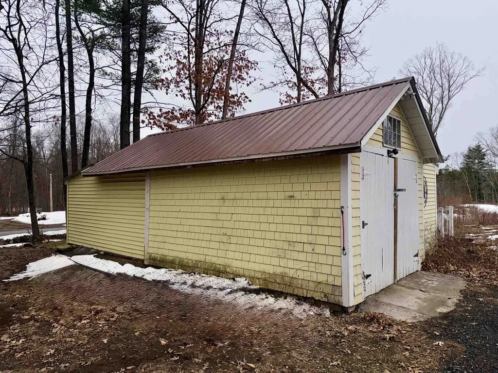 19 Maple Avenue Newton NH 03858-3107