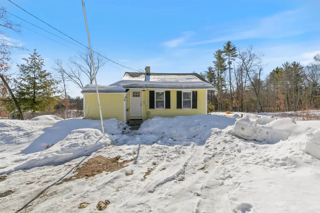 19 Maple Avenue Newton NH 03858-3107