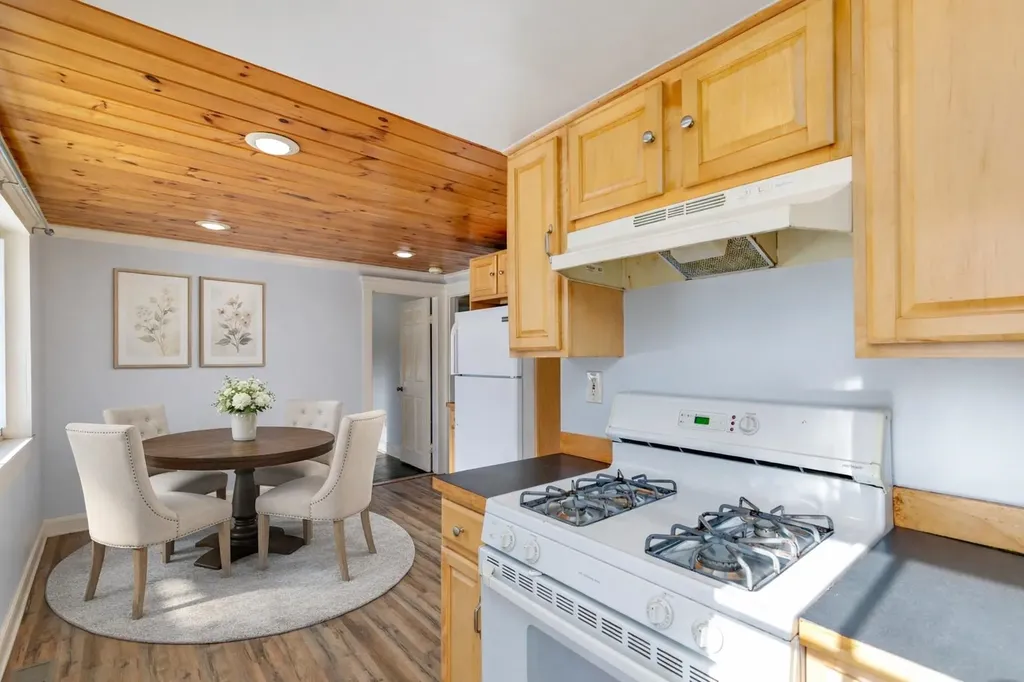 19 Maple Avenue Newton NH 03858-3107