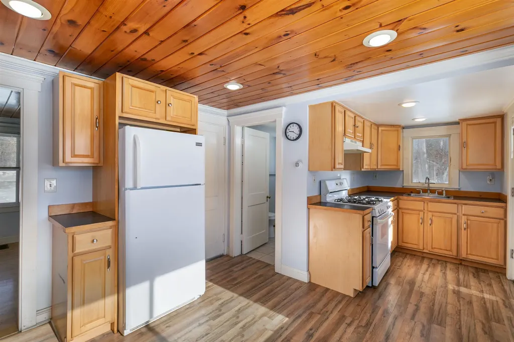 19 Maple Avenue Newton NH 03858-3107