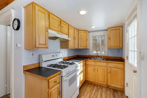 19 Maple Avenue Newton NH 03858-3107