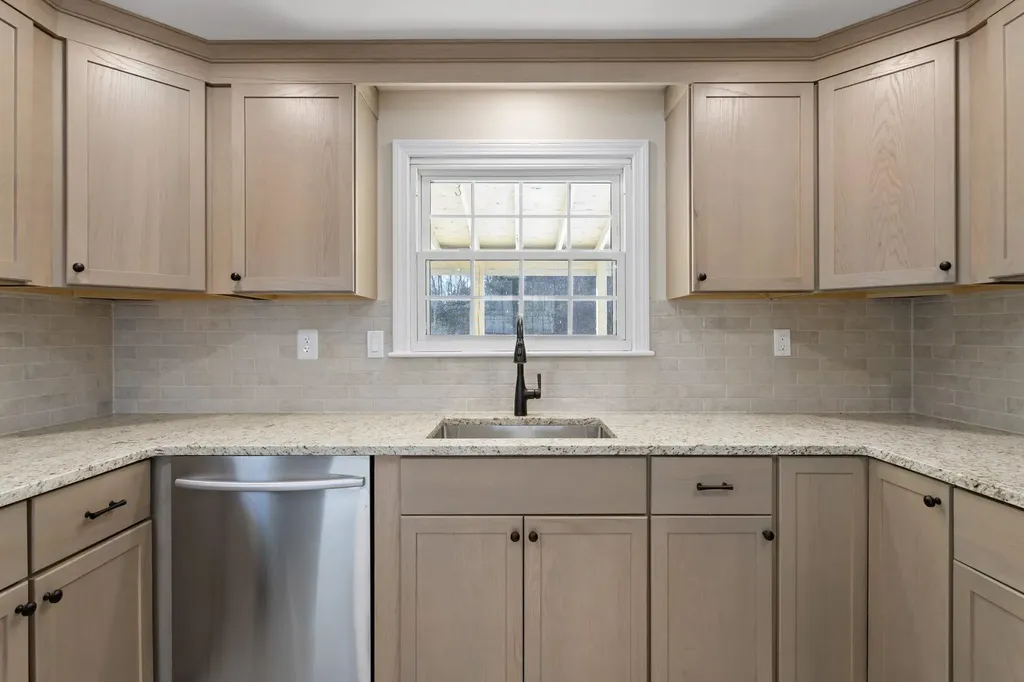 19 Auburn Road Londonderry NH 03053