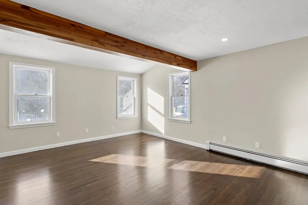 19 Auburn Road Londonderry NH 03053