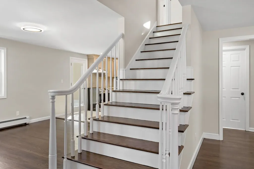 19 Auburn Road Londonderry NH 03053