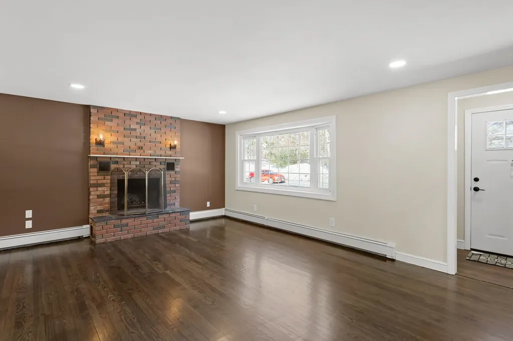 19 Auburn Road Londonderry NH 03053