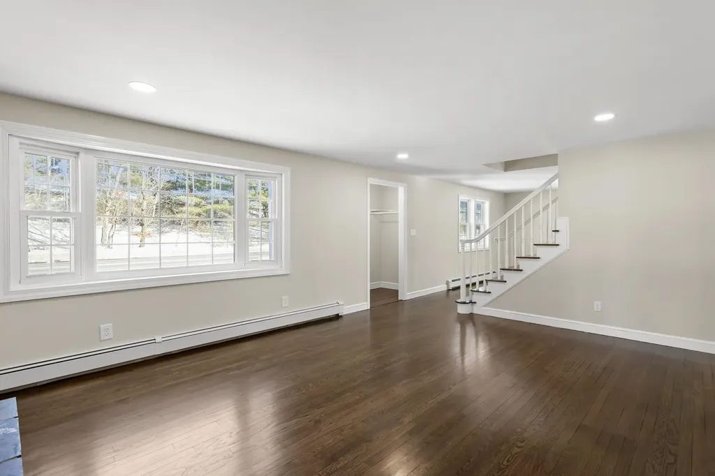 19 Auburn Road Londonderry NH 03053