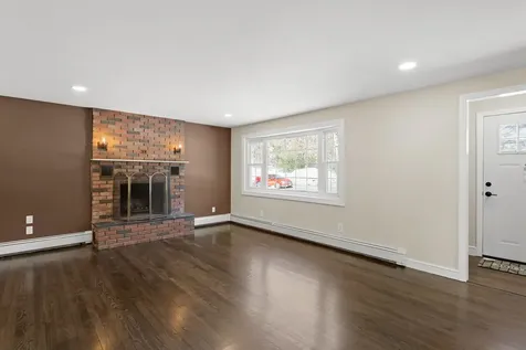 19 Auburn Road Londonderry NH 03053