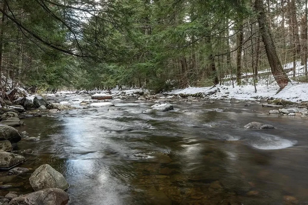 292 Tallwood Circle Londonderry VT 05155