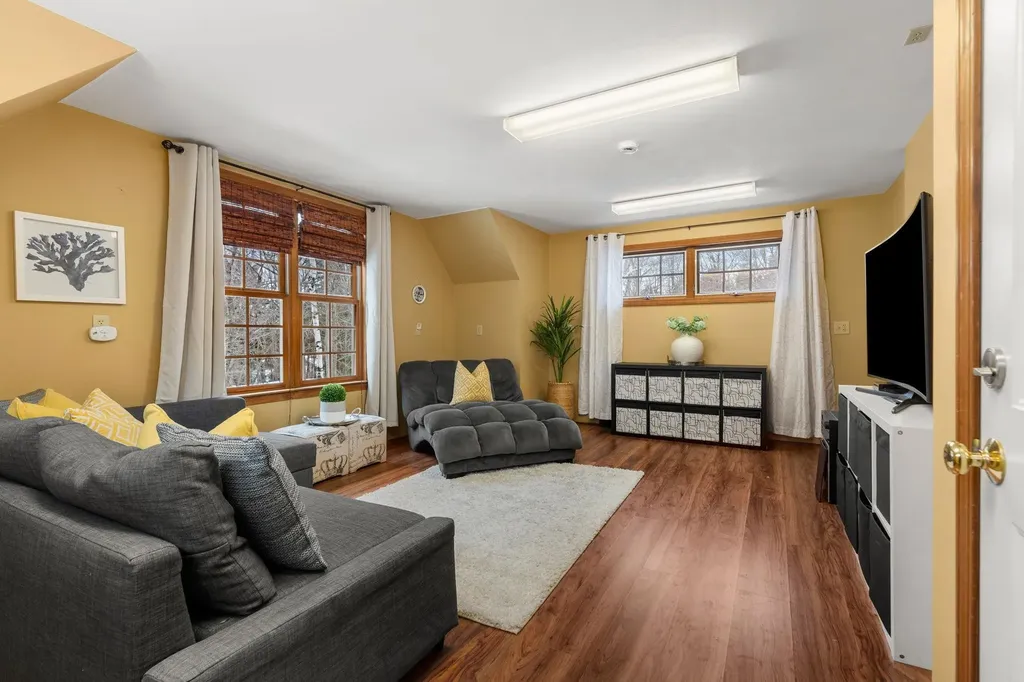 25 Hawk Drive Bedford NH 03110