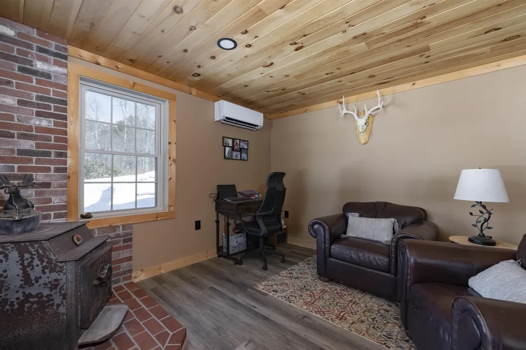 21 Crittenden Road Bradford NH 03221