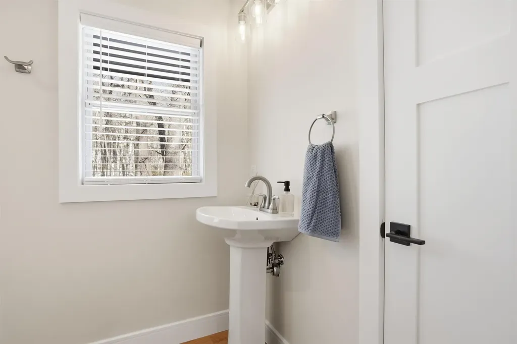 50 Cobbetts Pond Road Windham NH 03087