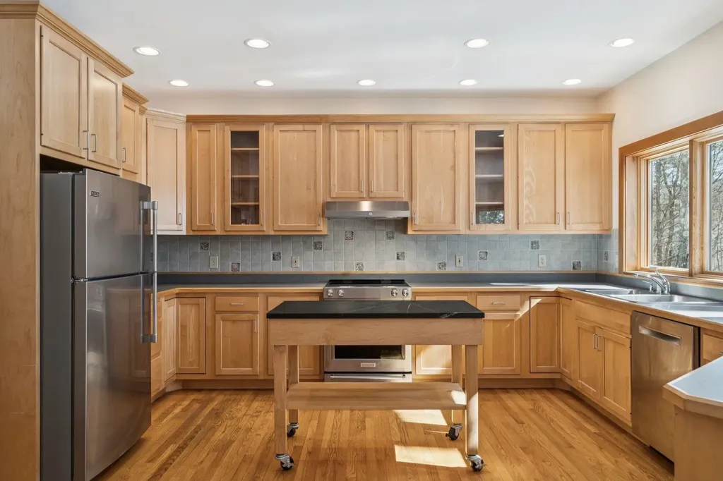 16 Hayfield Road Hanover NH 03750