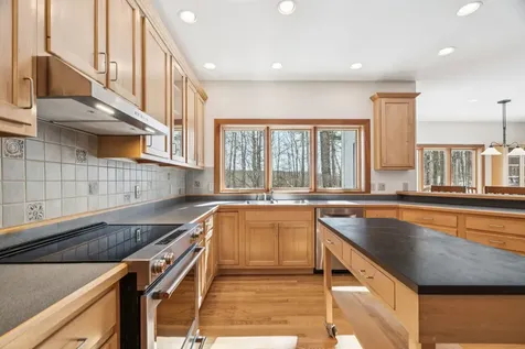 16 Hayfield Road Hanover NH 03750