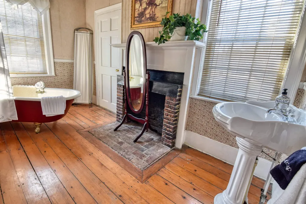 27 Nh Route 25 Plymouth NH 03264