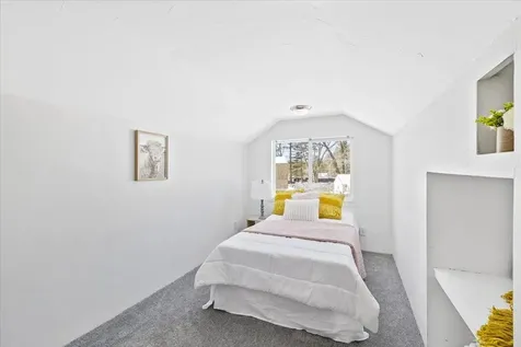 89 Summerside Avenue Manchester NH 03102