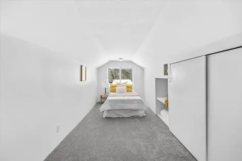 89 Summerside Avenue Manchester NH 03102