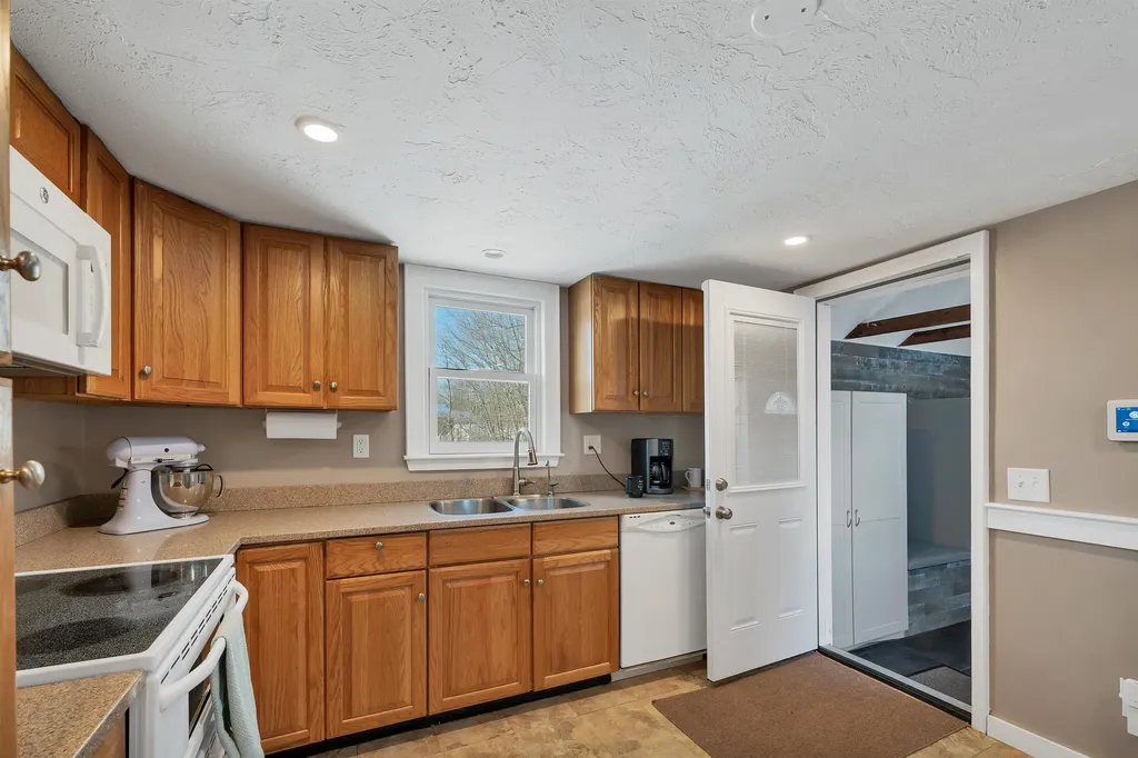 102 Elm Street Epping NH 03042