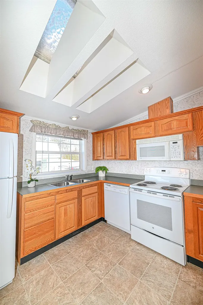 66 Sunset Way Manchester NH 03104