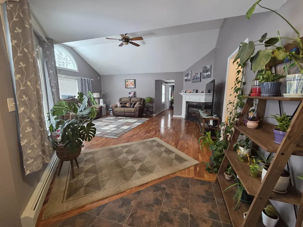 1462 King Hill Road New London NH 03257