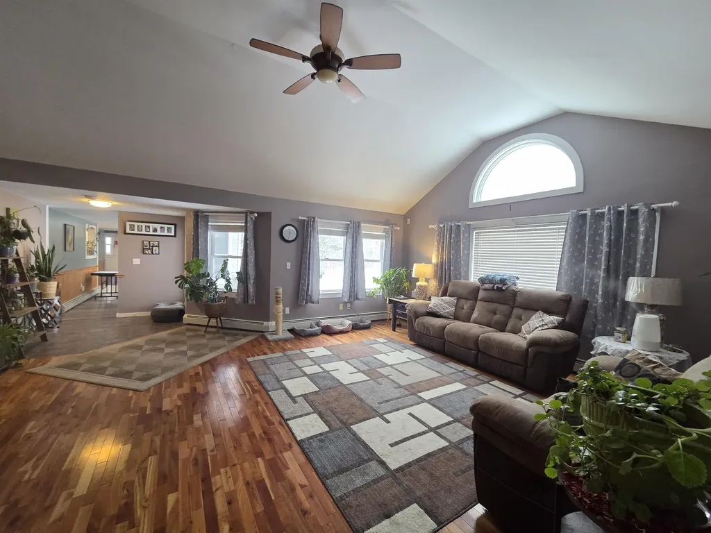 1462 King Hill Road New London NH 03257