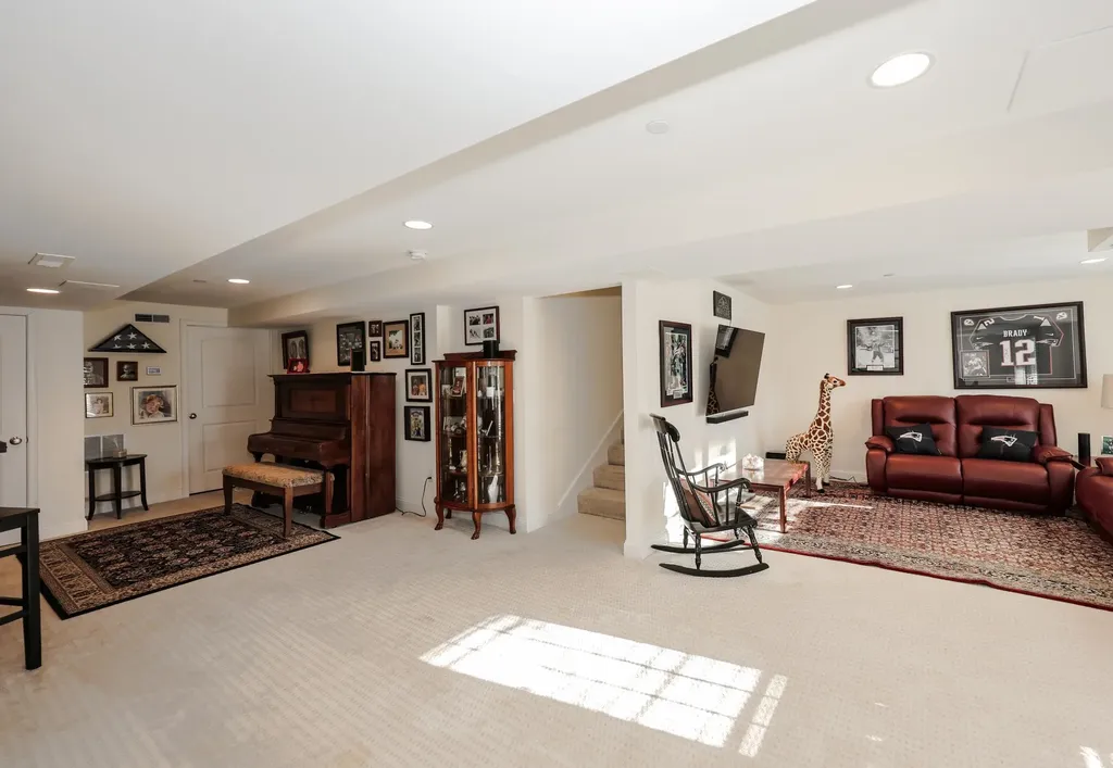 78 Woodview Way Manchester NH 03102