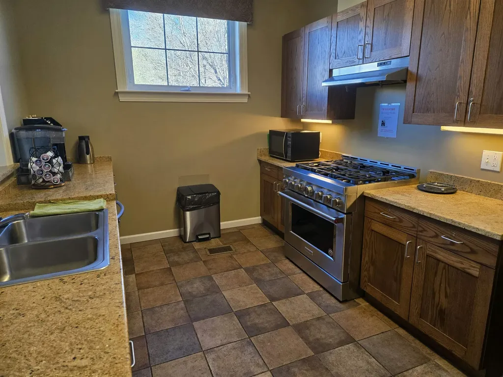 78 Woodview Way Manchester NH 03102