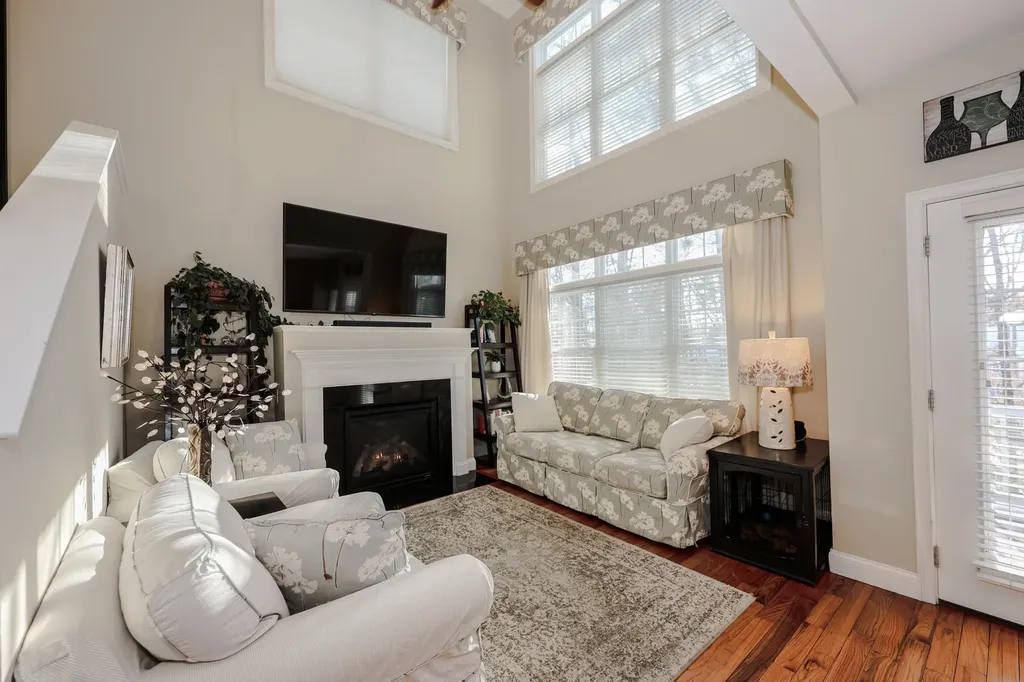 78 Woodview Way Manchester NH 03102