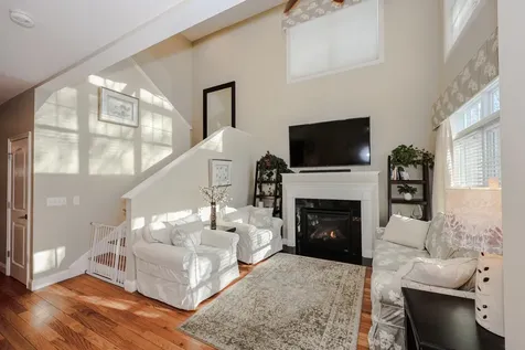 78 Woodview Way Manchester NH 03102