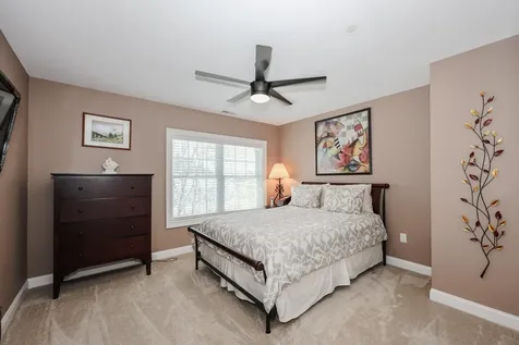 78 Woodview Way Manchester NH 03102