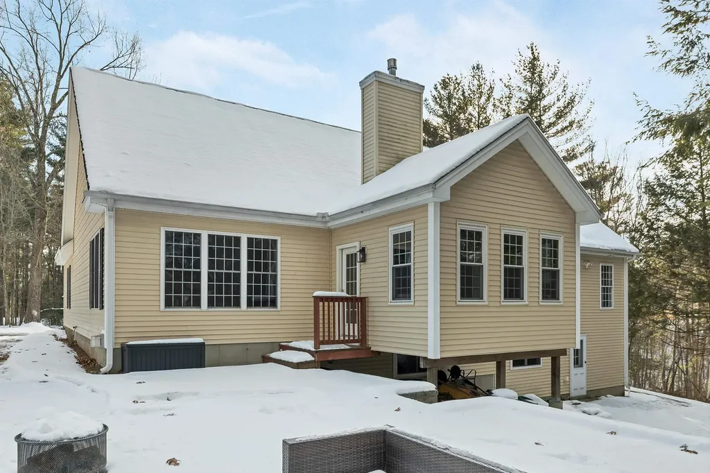 19 Sheffield Street Hudson NH 03051