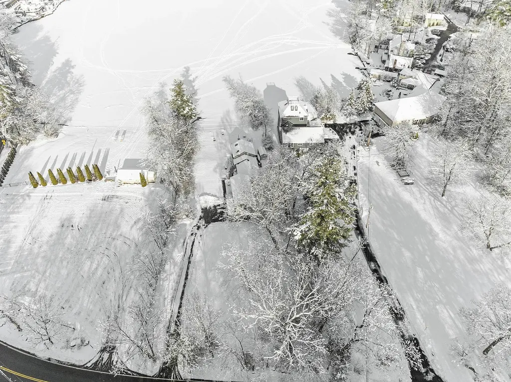 47 Cobbetts Pond Road Windham NH 03087