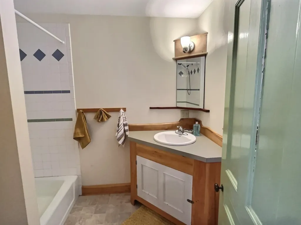 24 Greenhouse Lane Bradford NH 03221