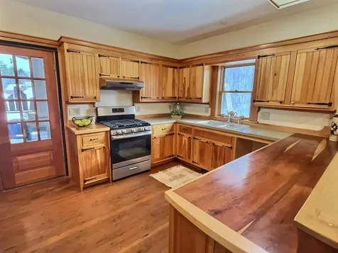 24 Greenhouse Lane Bradford NH 03221