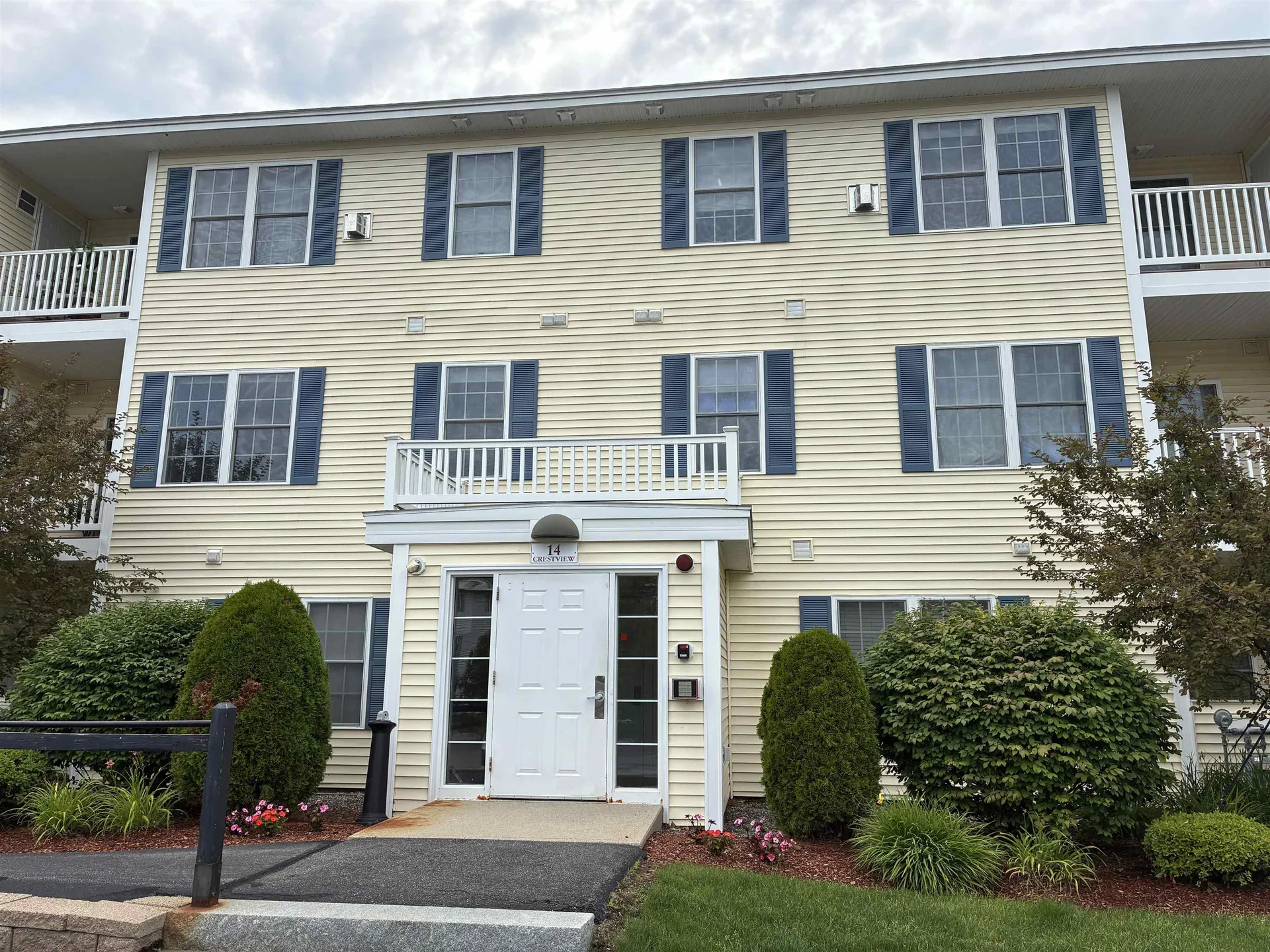 14 Crestview Circle Londonderry NH 03053