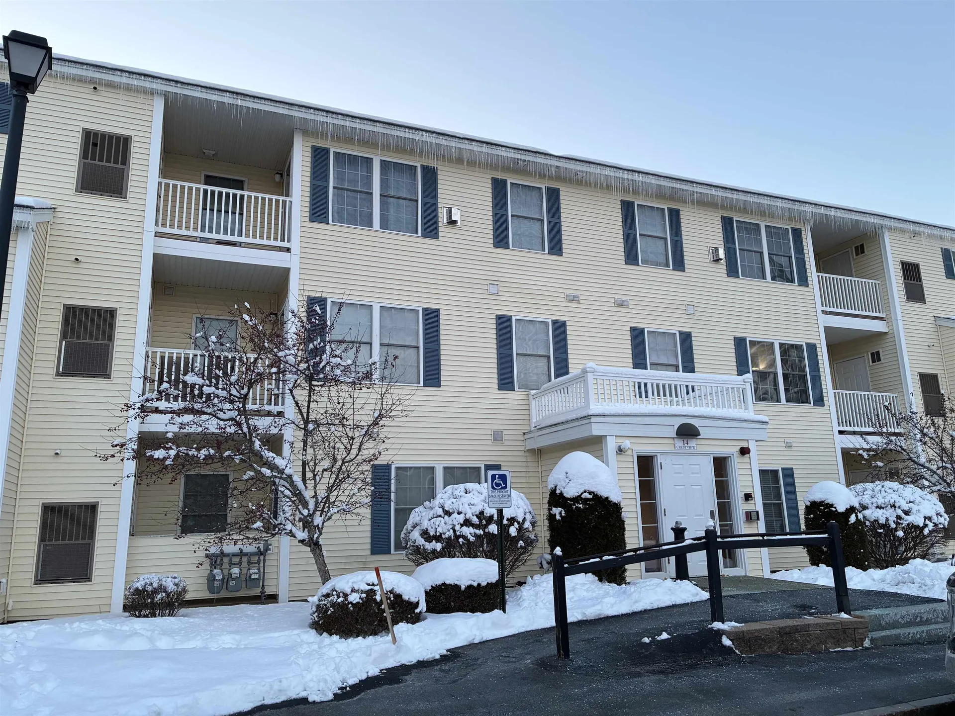 14 Crestview Circle Londonderry NH 03053