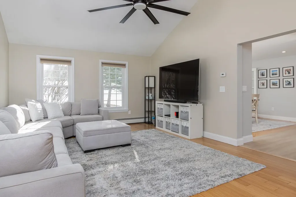 4 Faye Lane Londonderry NH 03053