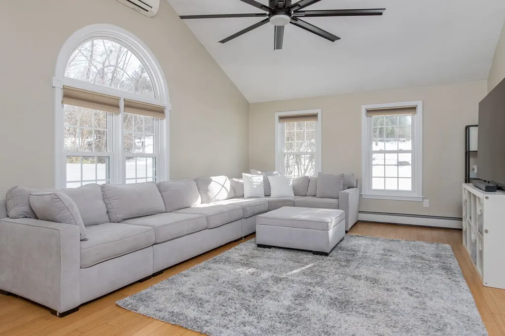 4 Faye Lane Londonderry NH 03053