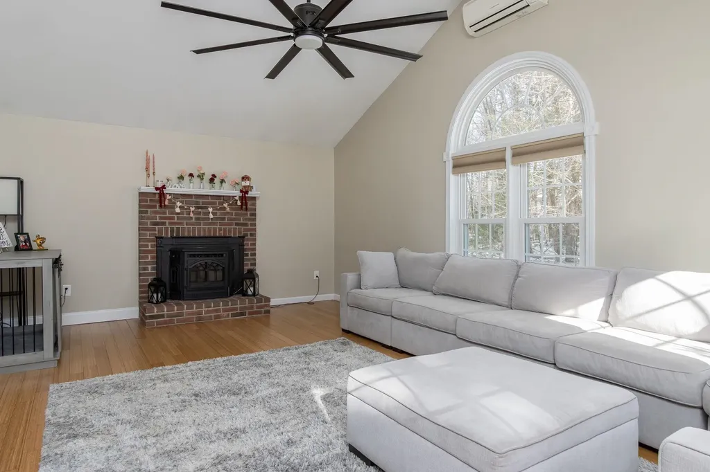 4 Faye Lane Londonderry NH 03053