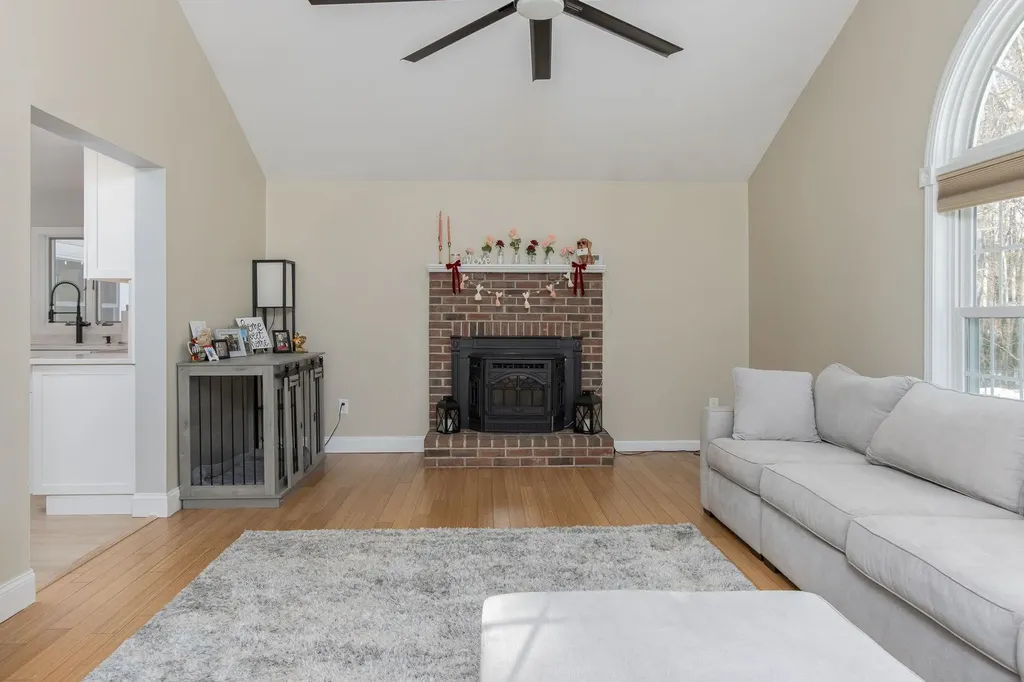 4 Faye Lane Londonderry NH 03053