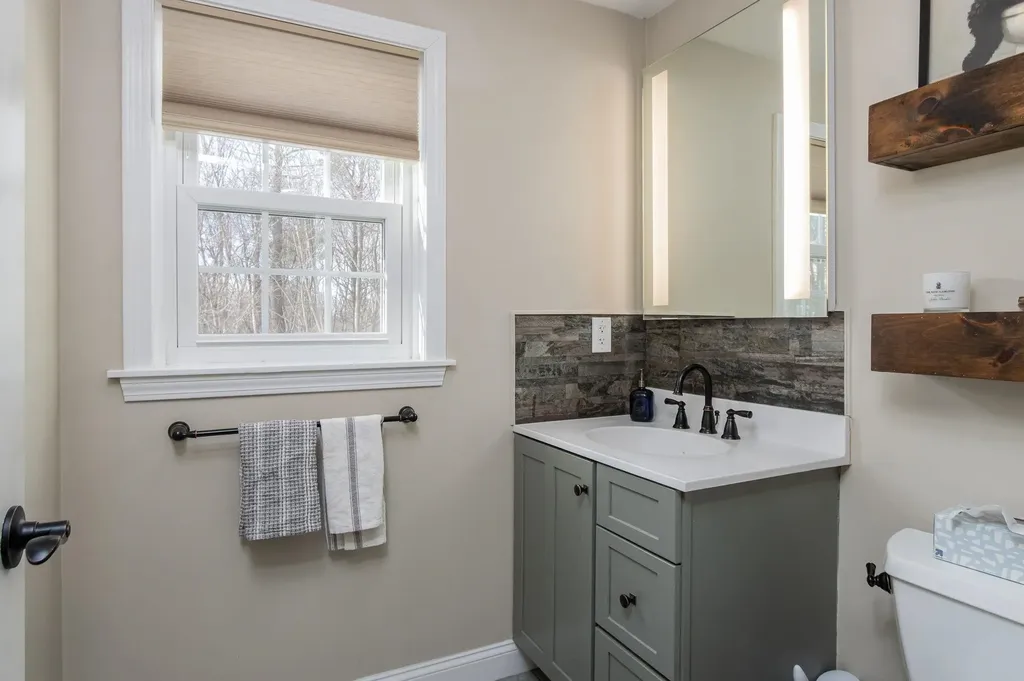 4 Faye Lane Londonderry NH 03053