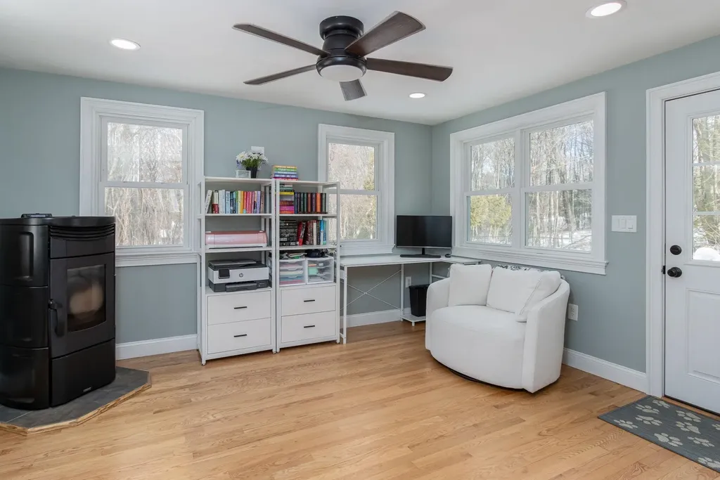 4 Faye Lane Londonderry NH 03053