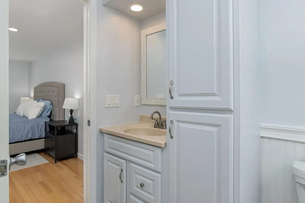 4 Faye Lane Londonderry NH 03053