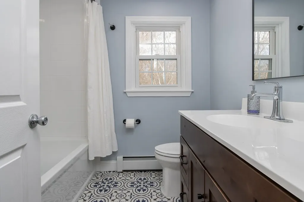 4 Faye Lane Londonderry NH 03053