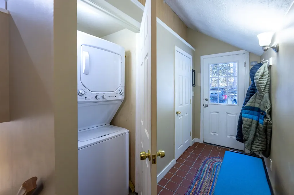 107 Jay Hill Road Hartford VT 05059