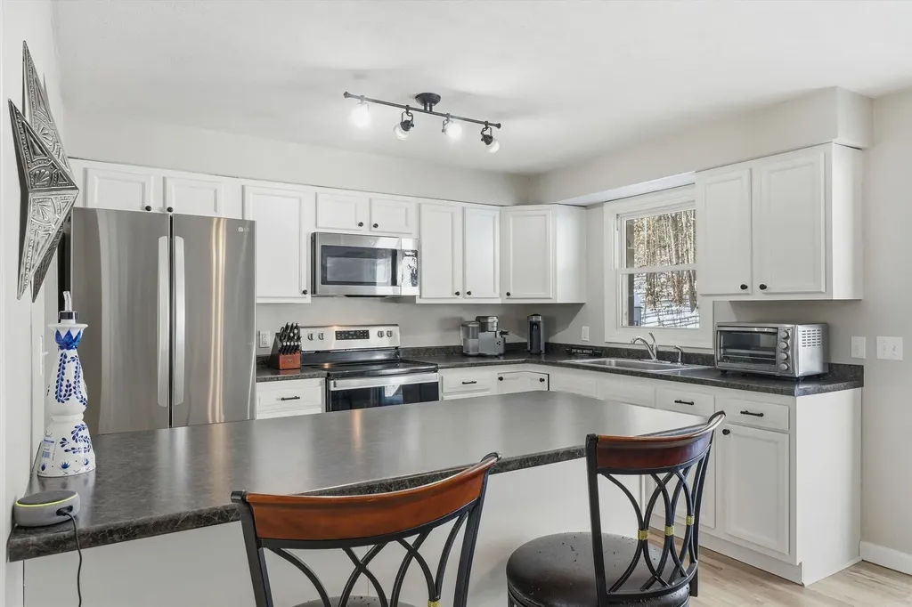 5 Richard Court Raymond NH 03077