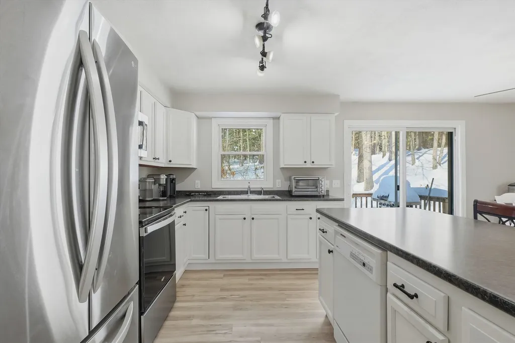 5 Richard Court Raymond NH 03077