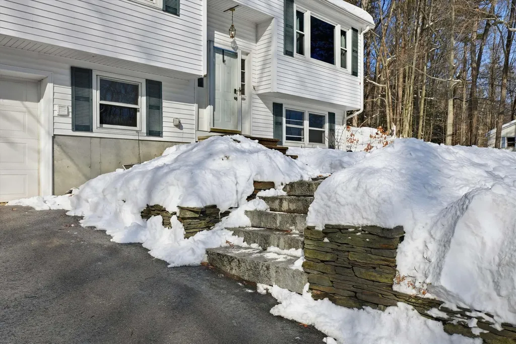 5 Richard Court Raymond NH 03077