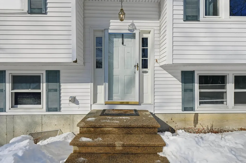 5 Richard Court Raymond NH 03077